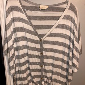 ADORABLE WHITE AND GRAY STRIPED W/ BUTTONS TOP